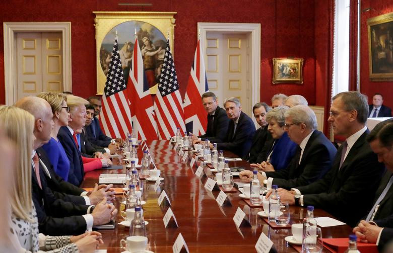 Ngày 4/6, Tổng thống Trump đã có cuộc hội đàm với Thủ tướng Anh Theresa May. Ông tham dự buổi thảo luận bàn tròn với Thủ tướng May tại Điện St. James ở London. Ảnh: Reuters.