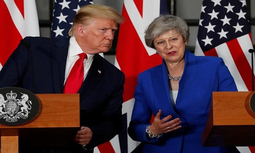 Trong cuộc họp báo chung với Thủ tướng Anh, Tổng thống Donald Trump khẳng định hai nước sẽ có một thỏa thuận về Huawei nhằm tránh làm ảnh hưởng đến sự hợp tác chia sẻ thông tin tình báo song phương, đồng thời dành lời khen cho bà May. Ảnh: Reuters.