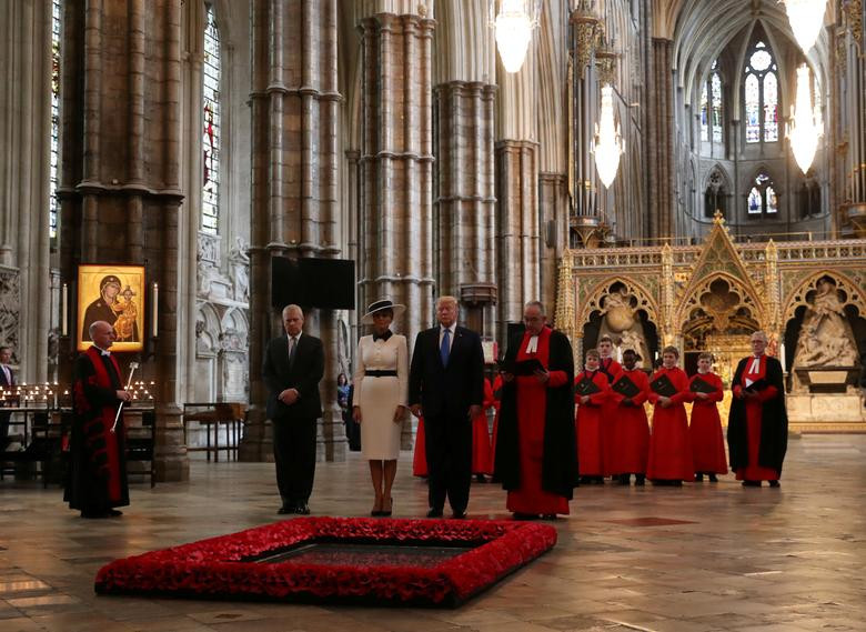 Vợ chồng Tổng thống Trump đến nhà thờ Westminster nổi tiếng chiều 3/6 và đặt vòng hoa tại bia tưởng niệm các liệt sĩ không tên. Ảnh: Reuters.