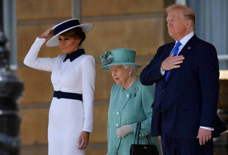 Tổng thống Trump duyệt đội hình Vệ binh Hoàng gia Anh, sau đó ông cùng phu nhân Melania diện kiến Nữ hoàng Elizabeth tại Cung điện Buckingham. Ảnh: Reuters.