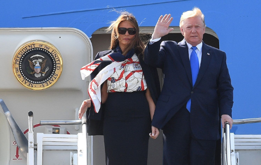 Ngày 3/6, Tổng thống Trump đã đặt chân đến nước Anh, chính thức bắt đầu chuyến thăm cấp nhà nước kéo dài 3 ngày theo lời mời của Nữ hoàng Elizabeth II. Theo thông báo từ Nhà Trắng, mục đích chuyến thăm Anh của Tổng thống Trump lần này là nhằm tái khẳng định mối quan hệ nhất quán và đặc biệt giữa Mỹ và Anh, cũng như thảo luận về nhiều vấn đề thời sự quốc tế quan trọng khác. Ảnh: YN.