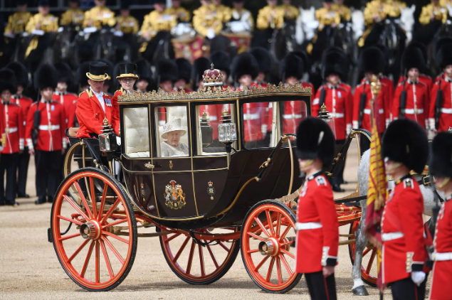 Hoanh trang le dieu hanh mung sinh nhat thu 93 cua Nu hoang Anh