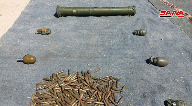 "Lực lượng chính phủ Damascus phát hiện nhiều loại vũ khí, đạn được và các thiết bị liên lạc,... trong quá trình tuần tra tại những ngôi làng được giải phóng ở khu vực phía tây nam Damascus và tây bắc Quneitra", một nguồn tin cho hay. Ảnh: SANA.