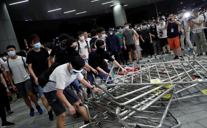 Theo Daily Mail, sau cuộc tuần hành hòa bình, đụng độ dữ dội giữa cảnh sát Hong Kong và đám đông người biểu tình phản đối dự luật dẫn độ sang Trung Quốc đã xảy ra bên ngoài trụ sở cơ quan lập pháp ở Hong Kong vào đêm 9/6. Được biết, dự luật này sẽ được bỏ phiếu vào ngày 12/6.