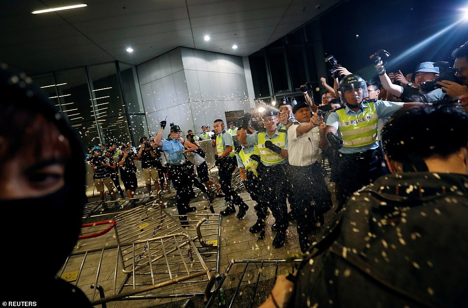 "Có 1.030.000 người tham gia cuộc tuần hành hôm 9/6 ", một nhà tổ chức biểu tình nói với đám đông tụ tập bên ngoài cơ quan lập pháp của Hong Kong.