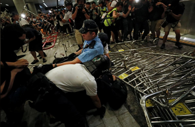 Cảnh sát chống bạo động Hong Kong sau đó được triển khai và kiểm soát phần lớn hoặc giải tán người biểu tình ở Hội đồng Lập pháp vào rạng sáng ngày 10/6.