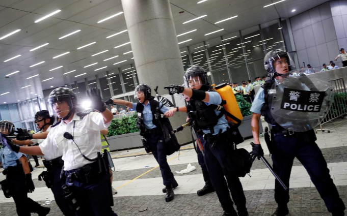 Hàng trăm người biểu tình tìm cách phá hàng rào kim loại để xông vào trụ sở Hội đồng Lập pháp Hong Kong. Họ chiếm rào và dùng chúng để tấn công cảnh sát.