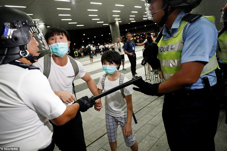 Những người biểu tình cũng kêu gọi Trưởng đặc khu, bà Lâm Trịnh Nguyệt Nga, từ chức.