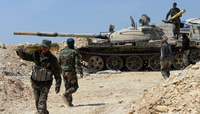 Trong diễn biến khác trên chiến trường Syria, Quân đội Syria đã triển khai lực lượng tiếp viện và trang thiết bị quân sự tới vùng (sa mạc) Badiyeh ở tỉnh Homs nhằm củng cố sức mạnh ở khu vực xung quanh Palmyra và al-Sukhneh. Ảnh: AMN.