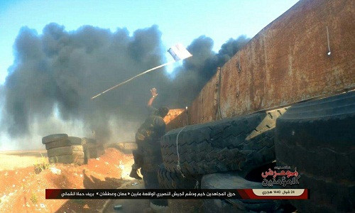 Theo Al Masdar News ngày 27/6, các tay súng phiến quân đã bất ngờ mở cuộc tấn công nhằm vào căn cứ của Quân đội Syria ở phía nam Atshan, tỉnh Idlib. Ảnh: AMN.