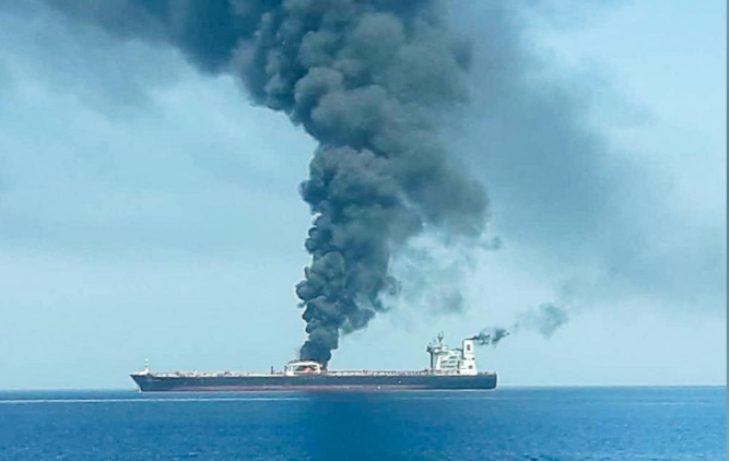 Hai tàu bốc cháy sau vụ tấn công được cho là bằng ngư lôi hoặc mìn từ tính trên Vịnh Oman. Trong đó, tàu Kokuka Courageous bị hư hỏng thân ở mạn phải, nhưng toàn bộ số methanol không bị ảnh hưởng. Ảnh: Reuters.