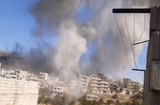 "Các cuộc oanh kích nhắm vào hơn 20 thị trấn ở phía bắc tỉnh Hama, phía nam Idlib, Bắc Latakia và Tây Aleppo", South Front đưa tin. Ảnh chụp màn hình.