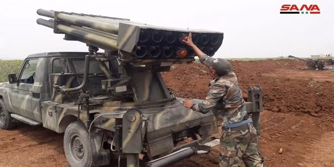 "Lực lượng tiếp viện này sẽ hỗ trợ Sư đoàn 4 trong chiến dịch quân sự nhằm tái chiếm thị trấn Kabani - thành trì lớn cuối cùng của phiến quân HTS và lực lượng Đảng Hồi giáo Turkestan ở phía đông bắc Latakia", AMN đưa tin. Ảnh: SANA.