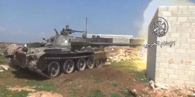 Cuộc chiến trên mặt đất cũng vô cùng ác liệt. Tại Hama, giao tranh giữa Quân đội Syria và phiến quân HTS đã xảy ra sau khi nhóm khủng bố tấn công các căn cứ quân sự của lực lượng chính phủ Damascus ở al-Karkat và al-Hawiz, phía bắc tỉnh này. Ảnh: SANA.