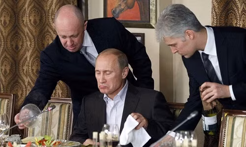 Yevgeny Prigozhin (trái) phục vụ cho Tổng thống Putin tại nhà hàng của mình năm 2011. Ảnh: AP.