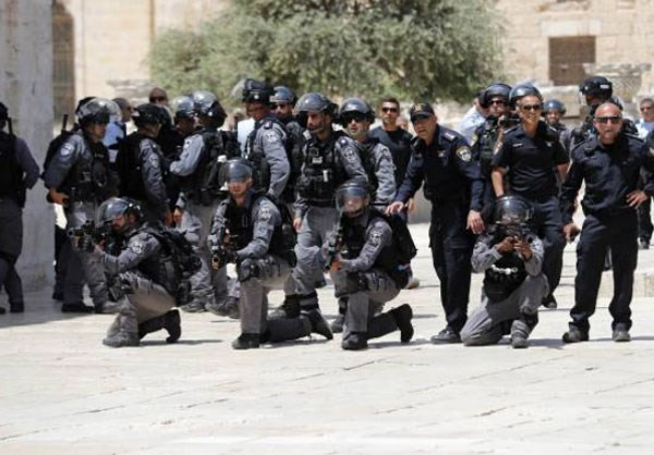 Ngay từ sáng sớm 2/6, Israel đã triển khai hàng trăm cảnh sát xung quanh khu đền thờ và khắp thành phố trong khi hàng trăm người Do Thái đứng chờ tại cổng vào đền thờ Al-Aqsa. Ảnh: FNA.