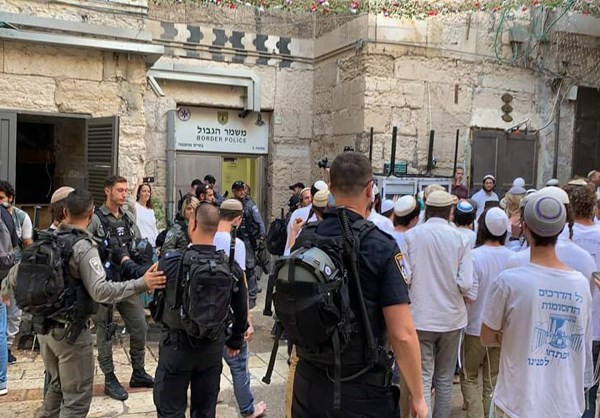 Đoạn video được đăng tải cho thấy những người Palestine đã ném ghế và các vật thể khác về phía lực lượng Israel trong khi cảnh sát Israel sử dụng hơi cay và đạn cao su để trấn áp họ. Ảnh: FNA.