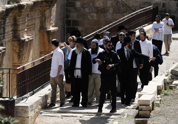 Người phụ trách đền thờ Al-Asqa Omar al-Kiswani cáo buộc phía Israel vi phạm thỏa thuận không được phép thực hiện các cuộc viếng thăm như vậy trong những ngày cuối của tháng ăn chay Ramadan. Ảnh: FNA.