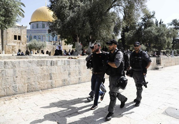 Lực lượng an ninh bắt giữ một người biểu tình tại khu đền thờ Al-Aqsa hôm 2/6. Ảnh: FNA.