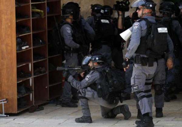 Tổ chức Hồi giáo Waqf chuyên giám sát khu Đền thờ Al-Aqsa cho biết cảnh sát đã bắn đạn cao su và xịt hơi cay về phía đám đông, bắt giữ 7 người và khiến hàng chục người khác bị thương. Ảnh: FNA.