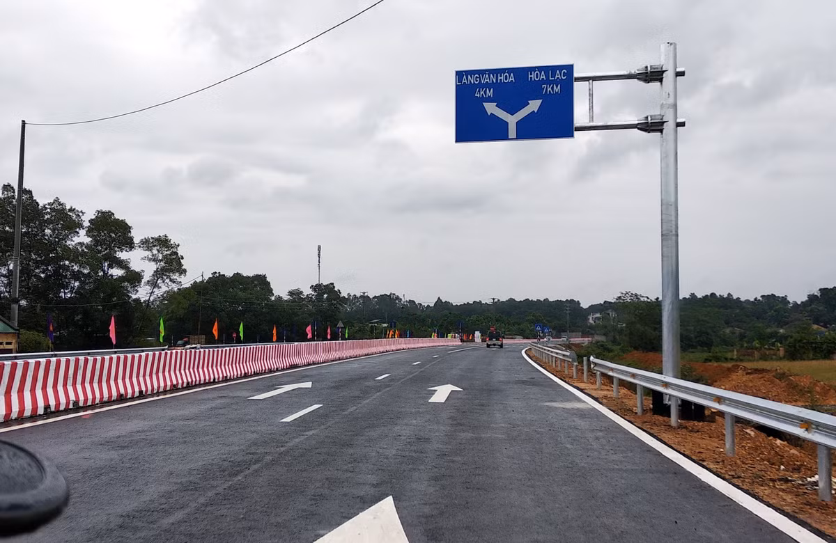 Hệ thống biển báo chỉ đường được nhà thầu lắp đặt dọc tuyến đường.