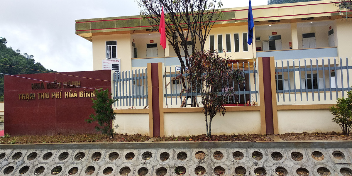 Mức phí dự kiến cho xe dưới 12 chỗ ngồi là là 35.000 đồng/lượt đối với xe dưới 12 ghế ngồi. Các xe tải có tải trọng từ 18 tấn trở lên và xe chở hàng bằng container 40 fit dự kiến được áp dụng mức phí 180.000 đồng/ lượt.