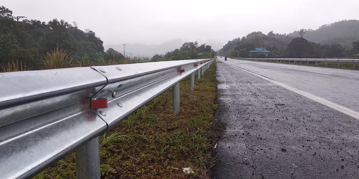 Tuyến Hòa Lạc - Hòa Bình được xây dựng theo tiêu chuẩn đường cấp 3 đồng bằng, với hai làn xe chạy ngược chiều. Con đường có nhiều khúc cua, đa phần chạy qua địa hình đồi dốc, núi đá.