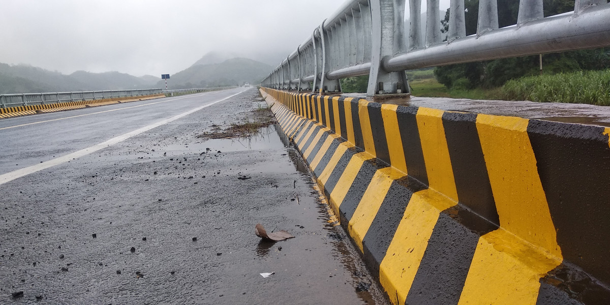Dự án dài 25,7km, có điểm đầu tại ngã tư Hòa Lạc (km17 + 85 - Quốc lộ 21), điểm cuối giao với Quốc lộ 6 thuộc xã Trung Minh, TP Hòa Bình. Trong ảnh: Các hạng mục của dự án cơ bản đã hoàn thành.