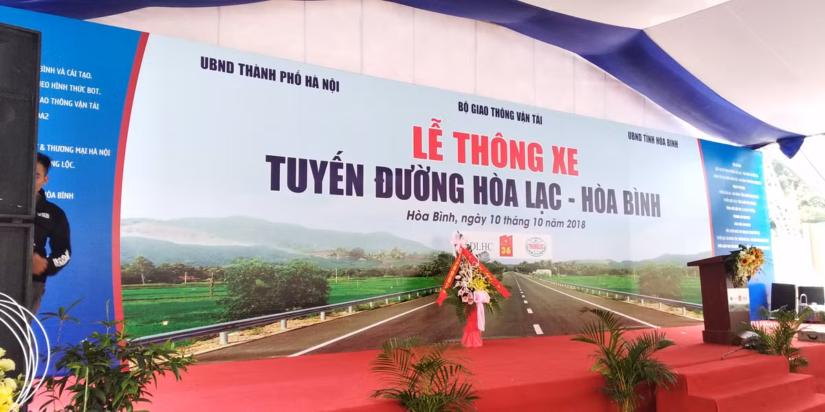 Tuyến đường Hoà Lạc - Hoà Bình được đưa vào khai thác sau nhiều lần trễ hẹn, rút ngắn thời gian di chuyển từ Hà Nội đi Hòa Bình xuống còn khoảng 1 giờ thay vì phải đi theo QL6 mất 1,5 giờ hiện nay.
