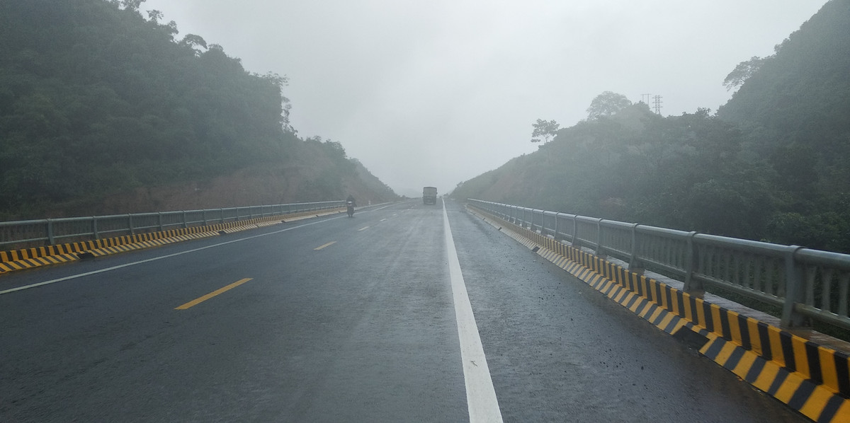 Tuyến đường dài hơn 25 km "cắt" qua nhiều quả đồi, địa hình dốc, nhiều đoạn khúc khuỷu.