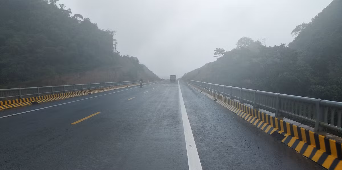 Tuyến đường dài hơn 25 km "cắt" qua nhiều quả đồi, địa hình dốc, nhiều đoạn khúc khuỷu.