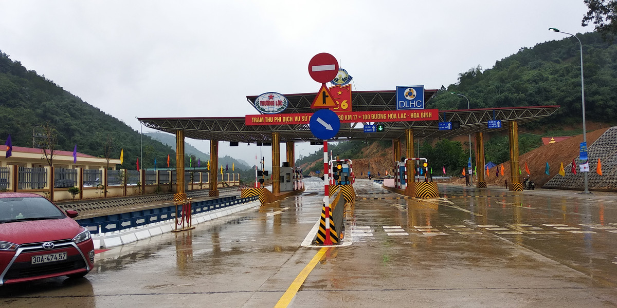 Trạm thu phí được lắp đặt 4 làn thu phí với thời gian thu phí dự kiến là 27 năm 6 tháng 9 ngày. Từ ngày 1/11/2018, dự án BOT Hoà Lạc - Hoà Bình sẽ chính thức đưa vào thu phí.