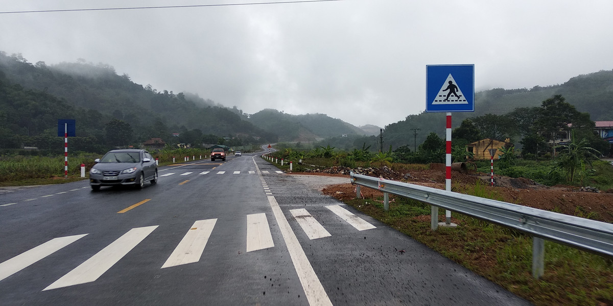 Làn đường đã được trải nhựa hoàn thiện. Hệ thống biển báo cùng vạch kẻ phân làn, và vạch đường cho người đi bộ đã được đơn vị thi công gấp rút hoàn thành.