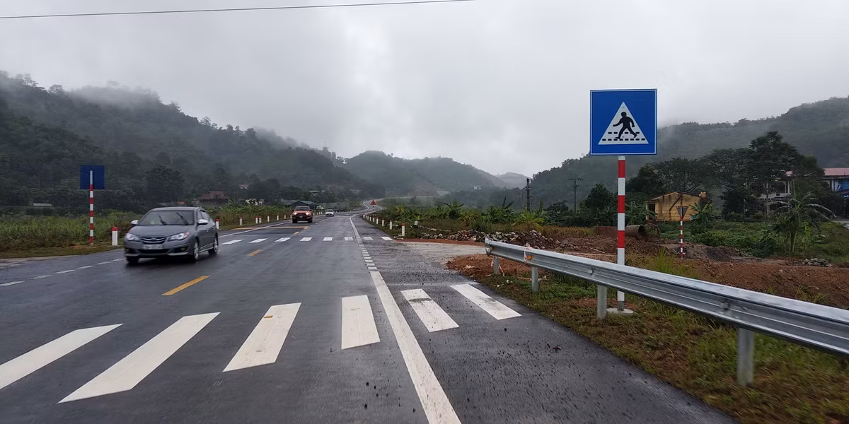 Làn đường đã được trải nhựa hoàn thiện. Hệ thống biển báo cùng vạch kẻ phân làn, và vạch đường cho người đi bộ đã được đơn vị thi công gấp rút hoàn thành.