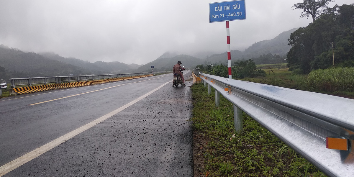 Dự án được triển khai theo hình thức BOT, khởi công từ tháng 5/2014, dự kiến hoàn thành 31/8/2016, nhưng do vướng mắc về giải phóng mặt bằng nên từng nhiều lần phải gia hạn. Trong ảnh: Vị trí cầu Bãi Sấu nơi con đường đi qua thuộc địa phận tỉnh Hòa Bình.