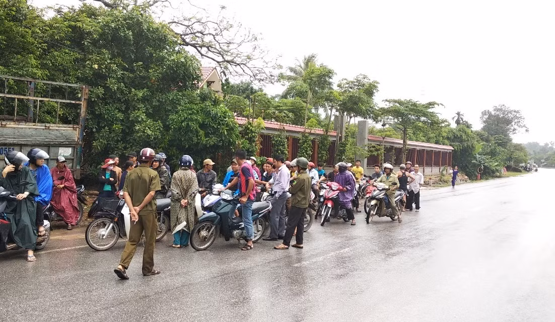Truy bắt 2 kẻ lái ôtô vứt lại hàng 100kg nghi ma túy Truy bat 2 ke lai oto vut lai hang 100kg nghi ma tuy