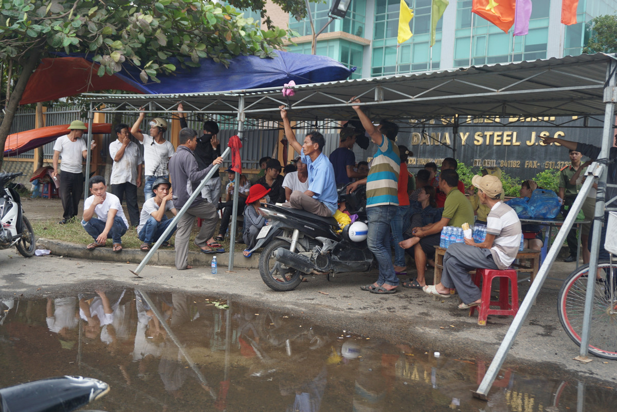 Dan dung leu, tiep tuc bao vay nha may thep Dana-Y o Da Nang