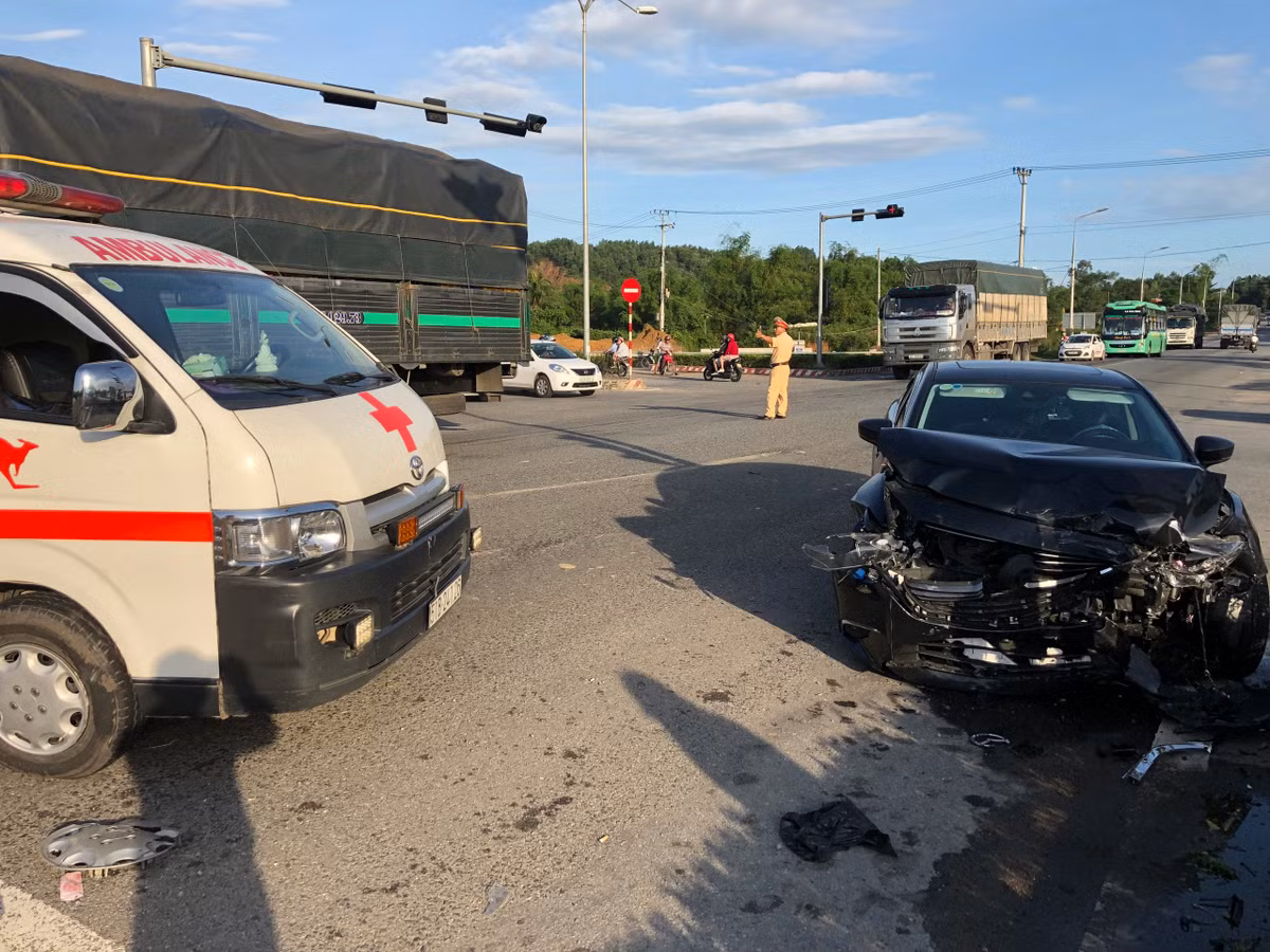 Ôtô Mazda 6 tông xe cấp cứu, nữ y tá văng xuống đường Oto Mazda 6 tong xe cap cuu, nu y ta vang xuong duong