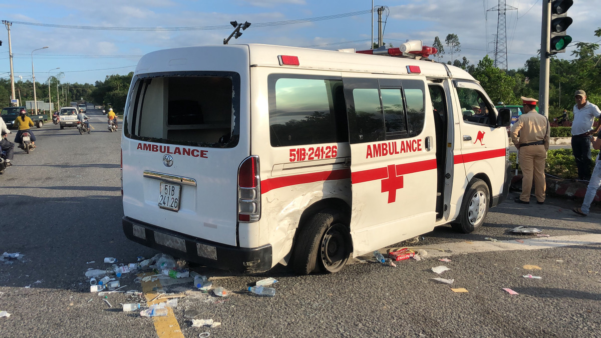 Ôtô Mazda 6 tông xe cấp cứu, nữ y tá văng xuống đường - Hình 2 Oto Mazda 6 tong xe cap cuu, nu y ta vang xuong duong-Hinh-2