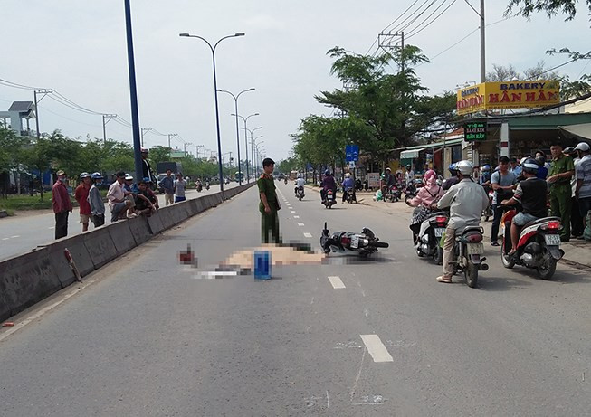 Tránh xe buýt, nam thanh niên bị xe tải cán tử vong Tranh xe buyt, nam thanh nien bi xe tai can tu vong