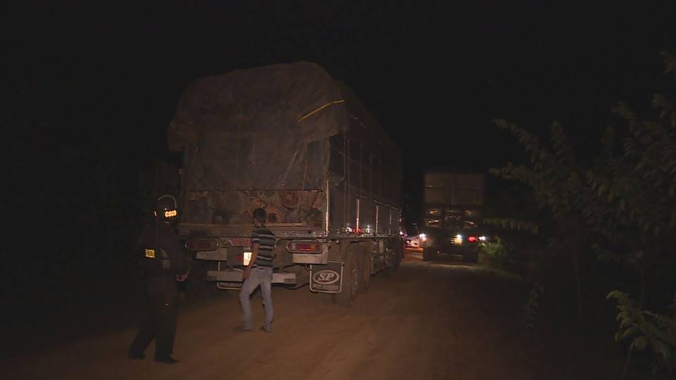 Giám đốc Công an tỉnh Đắk Lắk vi hành chỉ đạo bắt hàng loạt xe gỗ lậu - Hình 2 Giam doc Cong an tinh Dak Lak vi hanh chi dao bat hang loat xe go lau-Hinh-2