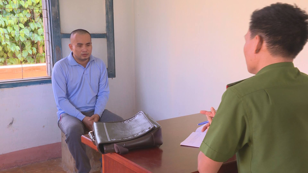 Bat nhan vien kinh doanh phan bon thue 3 o to...di cam