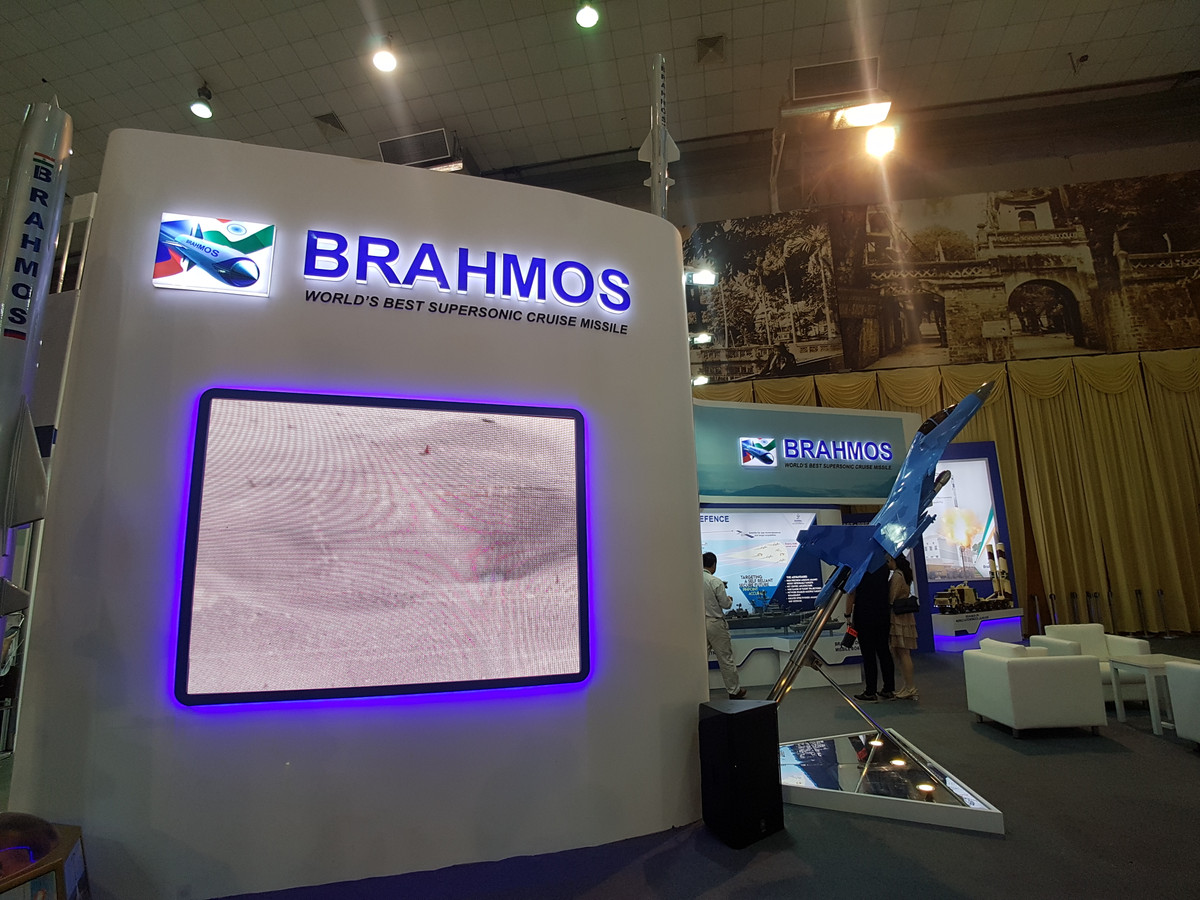  Triển lãm quốc tế về an ninh Homeland Security Expo Vietnam 2018 (HSE 2018) lần thứ 3 vừa diễn ra tại Hà Nội trong 2 ngày (3 và 4/10). Triển lãm có sự tham gia của những quốc gia hàng đầu thế giới trong lĩnh vực An ninh - Quốc phòng như: Mỹ, Nga, Ấn Độ, Pháp, Israel, Australia, Montenegro, Hàn Quốc, Nam Phi… cùng khu gian hàng của Bộ Quốc phòng Ấn Độ và Bộ Quốc phòng Israel. Trong ảnh là gian hàng của liên doanh chế tạo tên lửa BrahMos giữa Nga và Ấn Độ tham gia HSE năm nay.