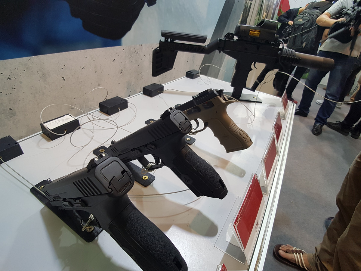 Triển lãm giới thiệu những vũ khí, công nghệ hiện đại nhất như: Hệ thống giám sát phòng vệ, hệ thống thông tin chiến thuật, phương tiện bọc thép, hệ thống dò tìm và định vị bằng sóng vô tuyến, phương tiện không người lái, hệ thống giám sát và bảo vệ biên giới, súng bộ binh, phương tiện tuần tra xa bờ, xe tăng chiến đấu… Trong ảnh là gian trưng bày súng của tập đoàn SK Group, một trong những công ty quốc phòng lớn nhất Israel