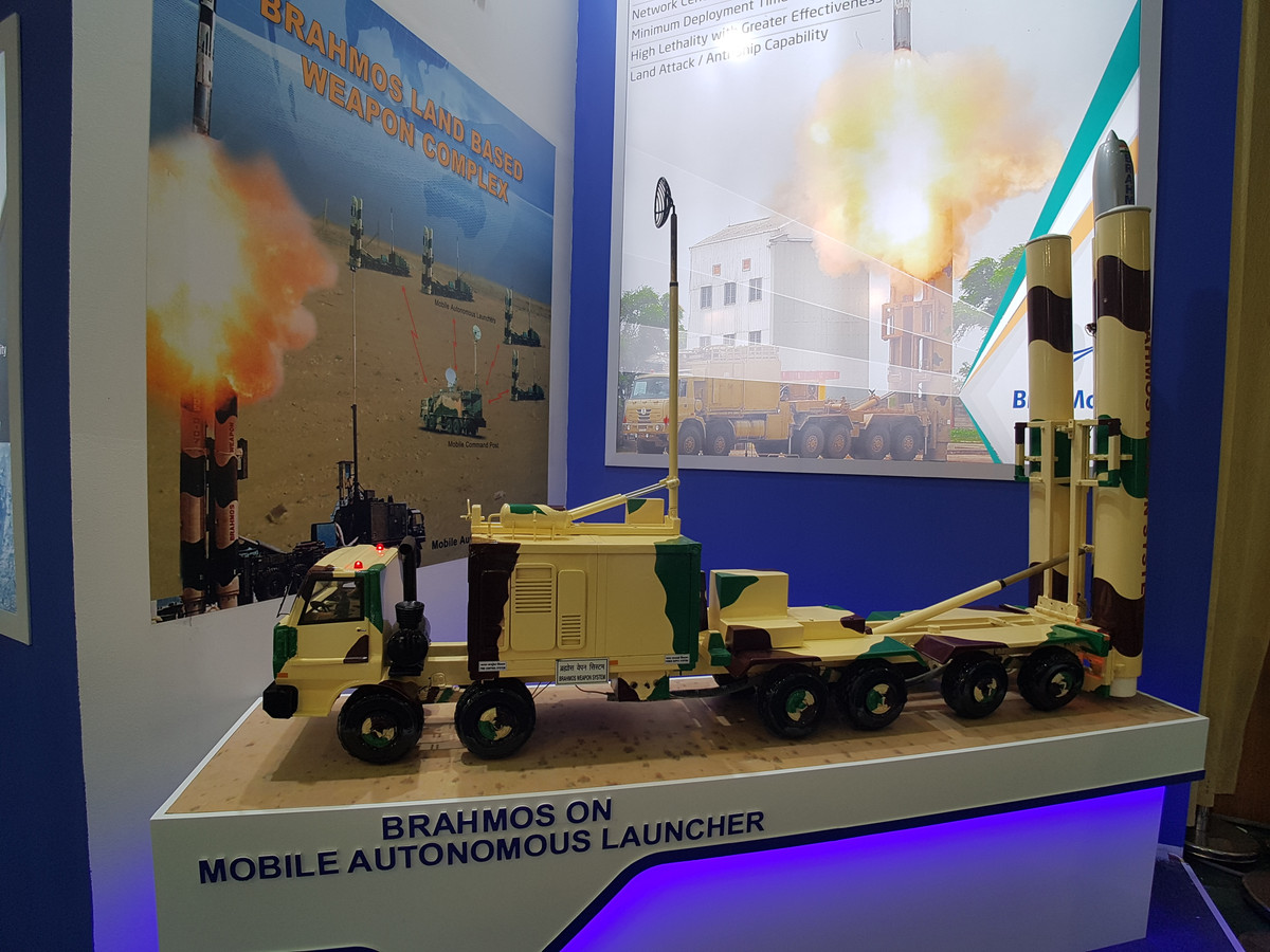 Lần đầu tham dự triển lãm HSE 2018, liên doanh BrahMos mang tới Việt Nam mô hình các biến thể mới nhất của dòng tên lửa hành trình siêu âm BrahMos với các nền tảng phóng khác nhau.