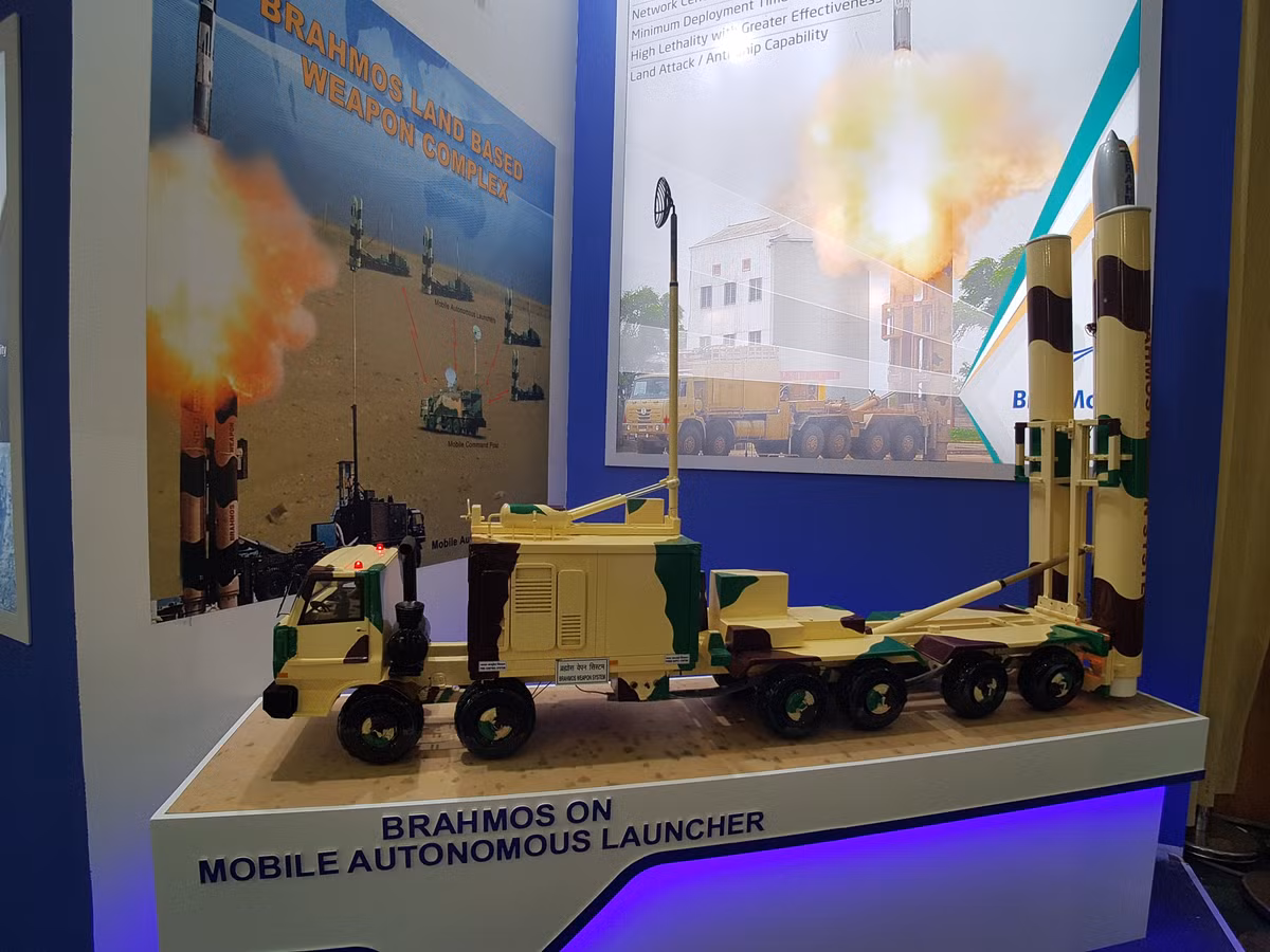 Lần đầu tham dự triển lãm HSE 2018, liên doanh BrahMos mang tới Việt Nam mô hình các biến thể mới nhất của dòng tên lửa hành trình siêu âm BrahMos với các nền tảng phóng khác nhau.