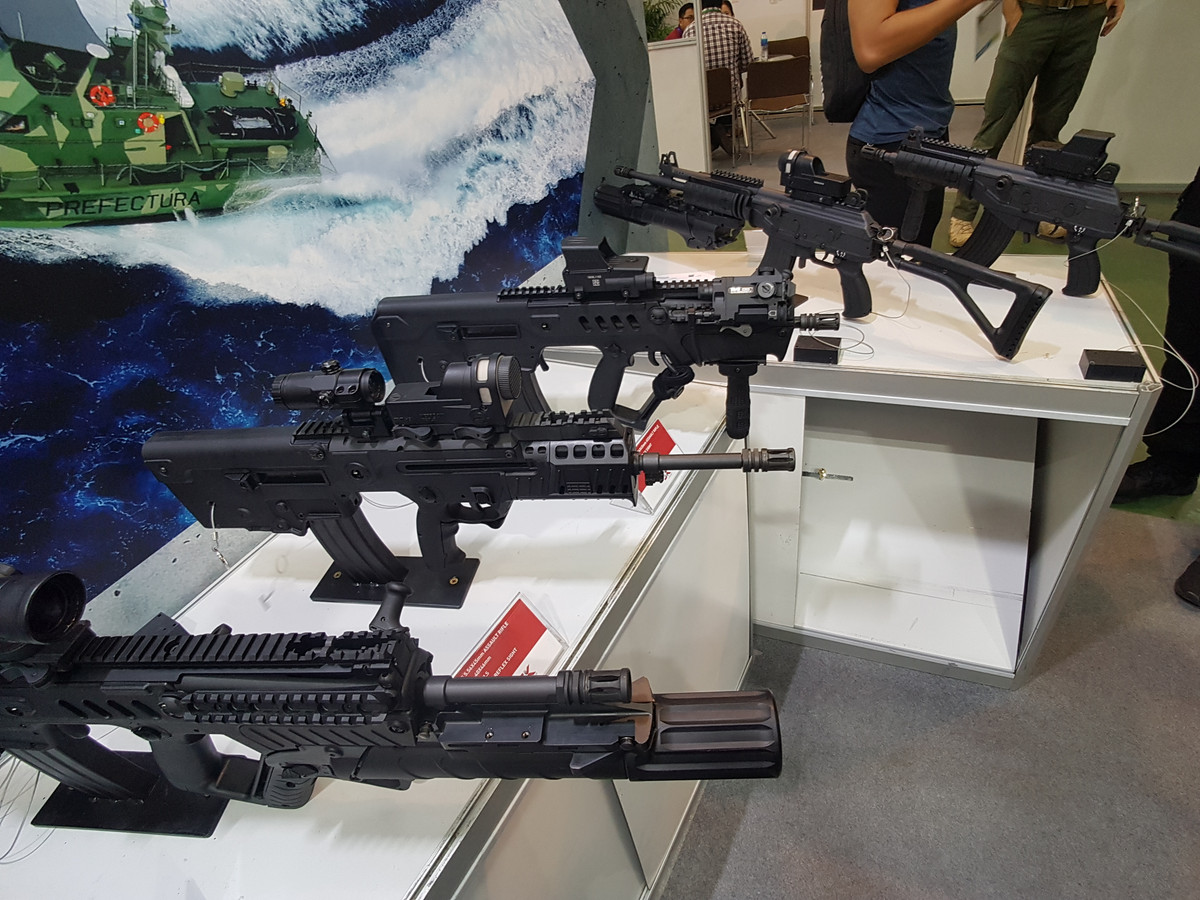 Một số mẫu súng trường tấn công của công ty IWI thuộc liên doanh SK Group được giới thiệu tại HSE 2018.