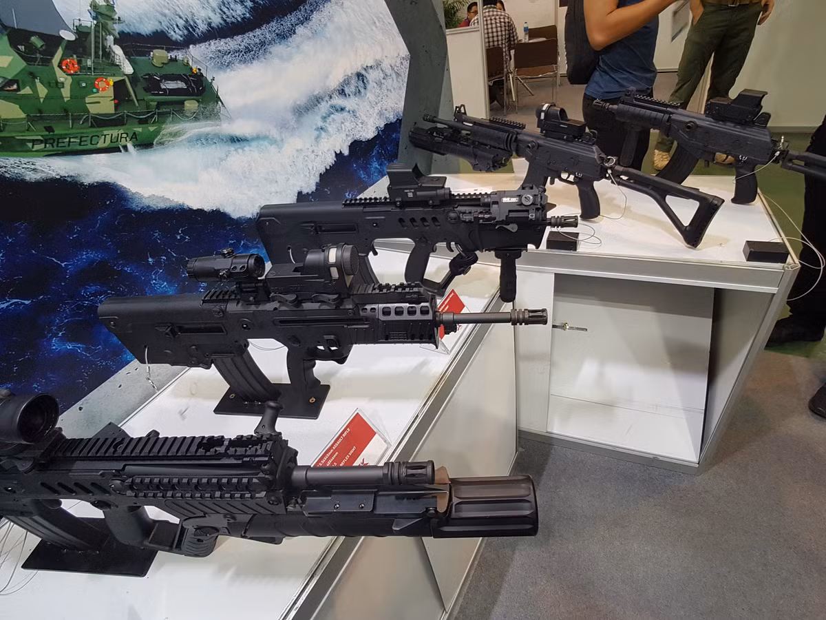 Một số mẫu súng trường tấn công của công ty IWI thuộc liên doanh SK Group được giới thiệu tại HSE 2018.