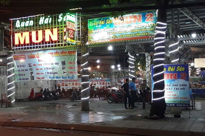 Di an 20/10, nam thanh nien bi bao ve quan dam trong thuong