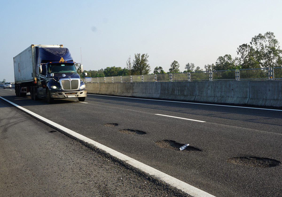 Cao tốc Đà Nẵng - Quảng Ngãi 34.000 tỷ chi chít “ổ gà, ổ trâu“ - Hình 3 Cao toc Da Nang - Quang Ngai 34.000 ty chi chit “o ga, o trau“-Hinh-3